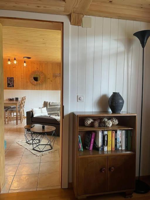 Knihovna v apartmánu