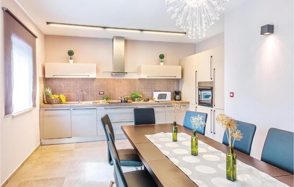 Kuchnia lub aneks kuchenny w obiekcie 4 Bedroom Awesome Home In Trosti