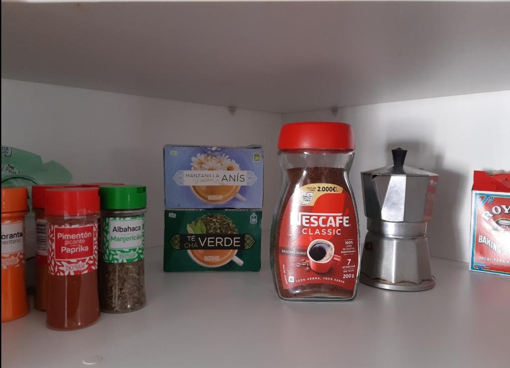 Příslušenství pro přípravu čaje a kávy v ubytování Apartamento Vernissa