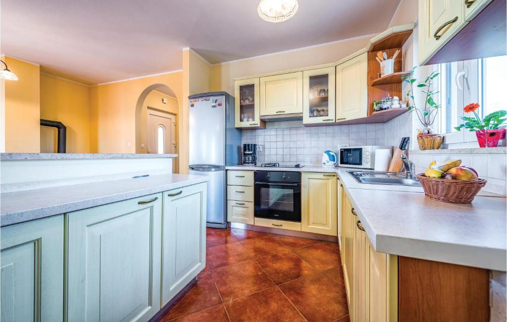 Kuchnia lub aneks kuchenny w obiekcie Four-Bedroom Holiday Home In Bregi