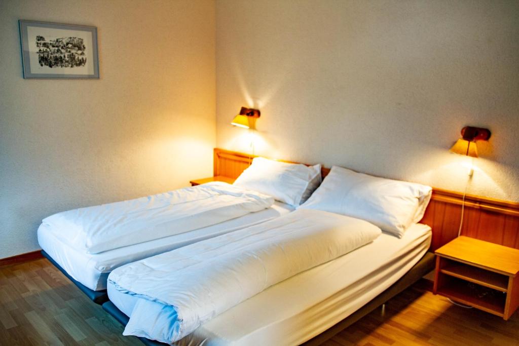 Postel nebo postele na pokoji v ubytování Kurhaus Heiligkreuz