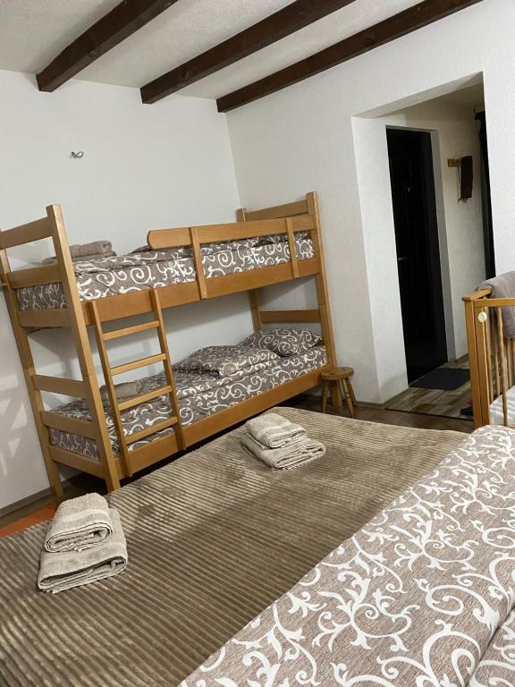 Postel nebo postele na pokoji v ubytování Vila KTM Lisine