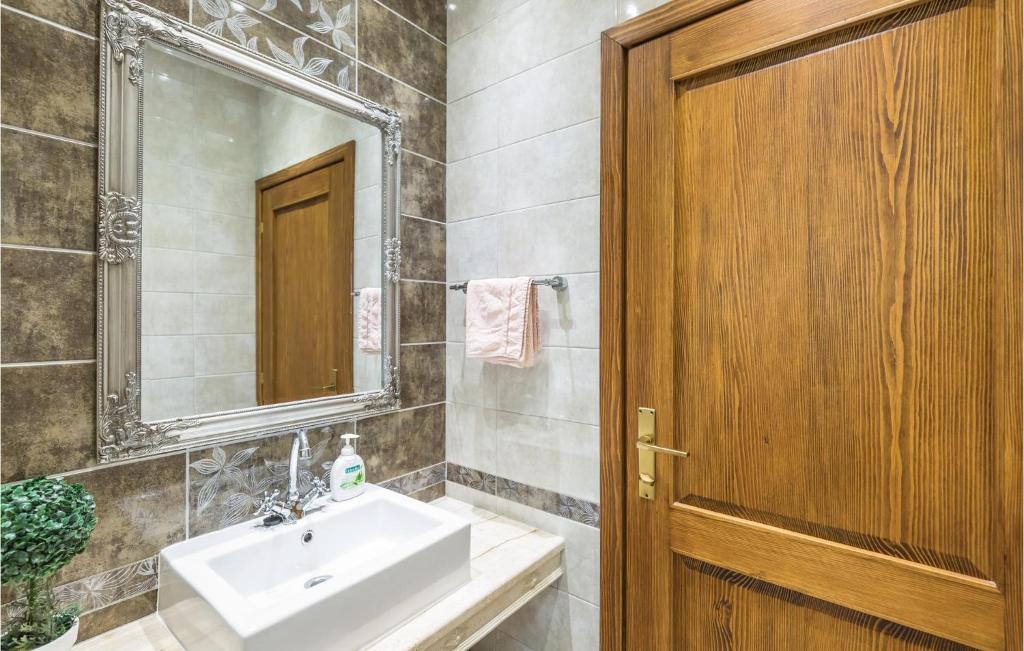 Kúpeľňa v ubytovaní Holiday Home Gornje Tucepi With Sea View 313