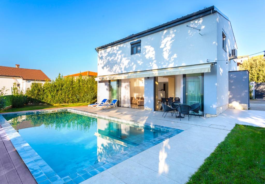 Swimmingpoolen hos eller tæt på House Serenity