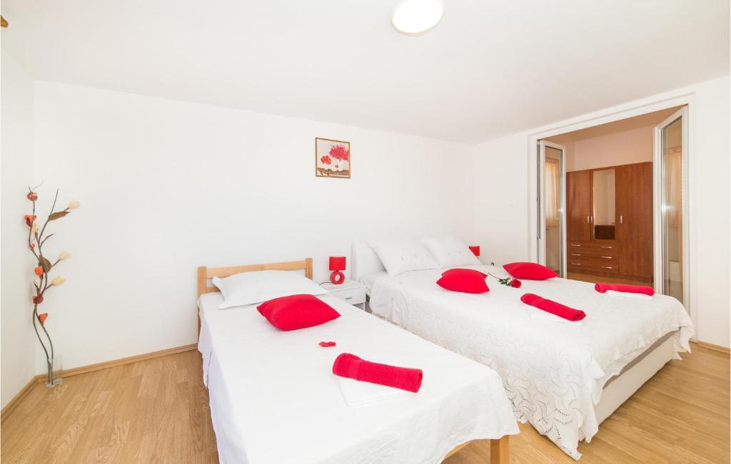 Posteľ alebo postele v izbe v ubytovaní Cozy Home In Kastel Luksic