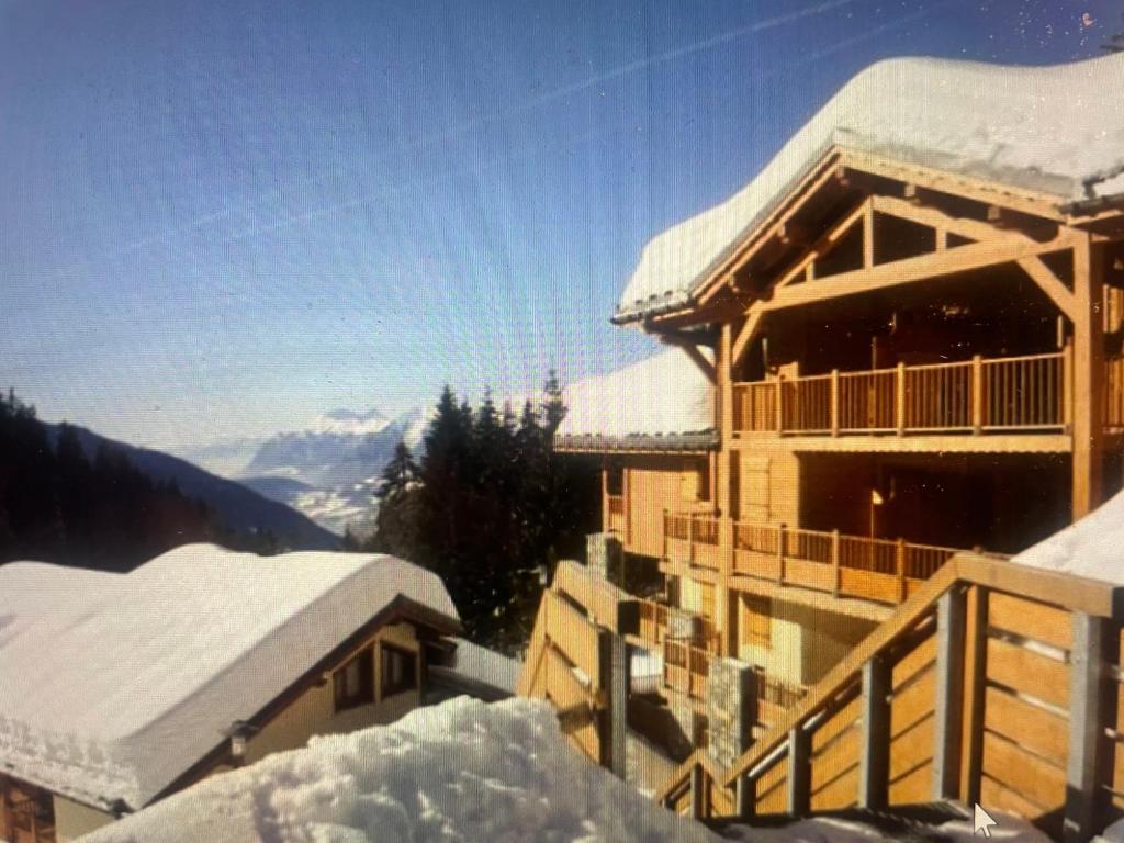 un bâtiment recouvert de neige avec des toits recouverts de neige dans l'établissement L'OURSON 1er, à Cohennoz