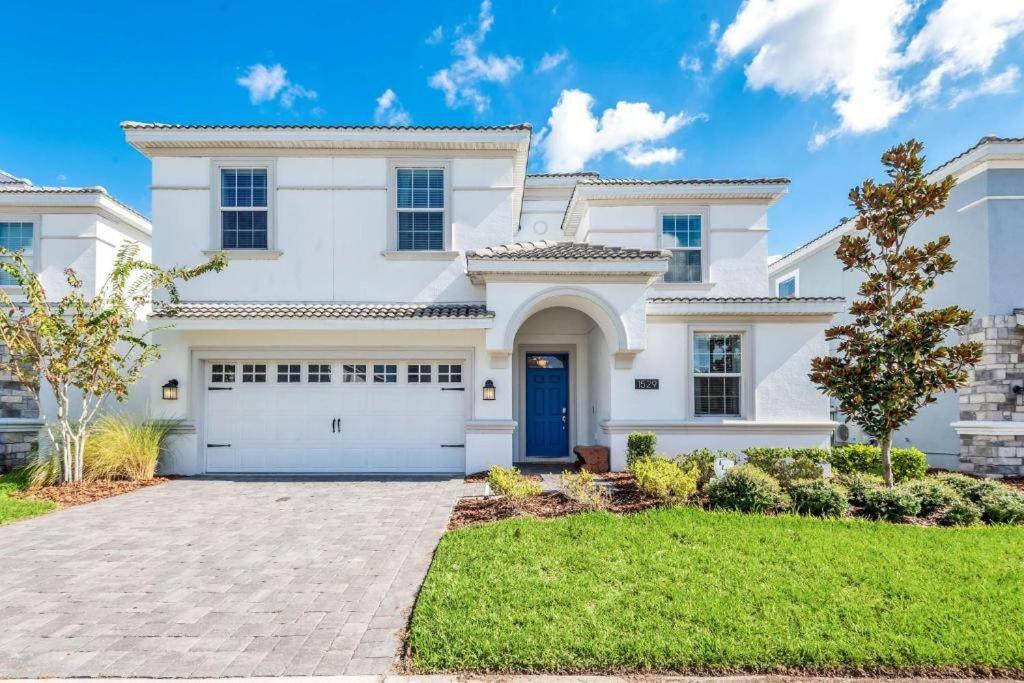 ein weißes Haus mit Auffahrt in der Unterkunft Luxury Champions gate 8Br Villa Champions Gate in Davenport