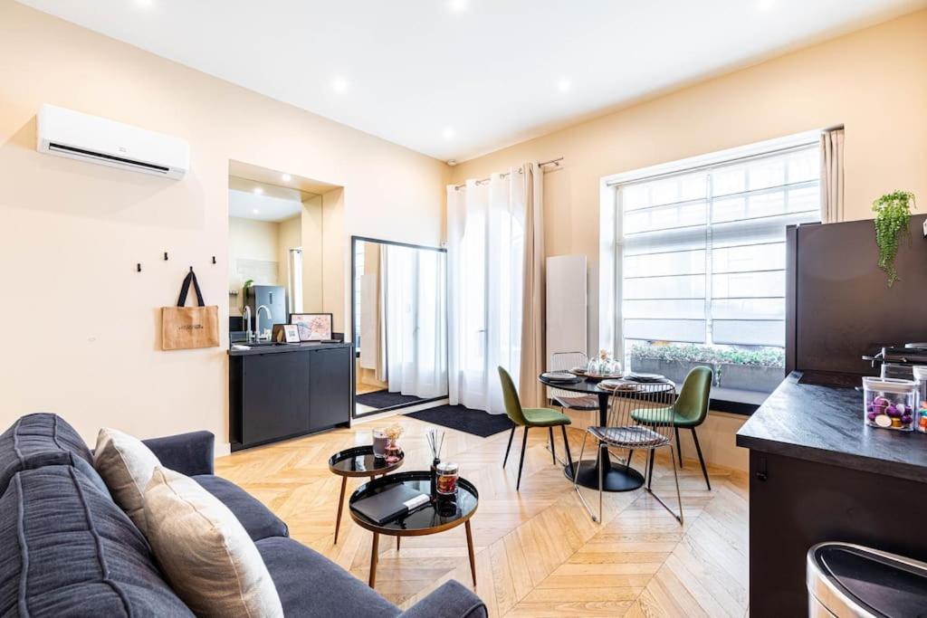 un salon avec un canapé et une table dans l'établissement comme une maison - Invalides-Musée Rodin, à Paris