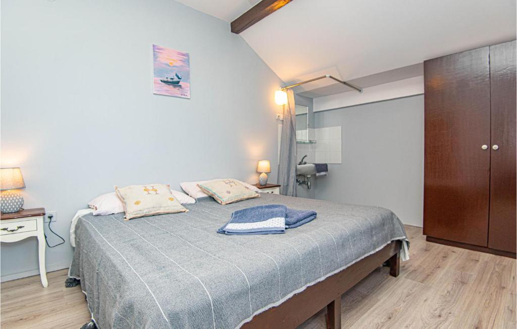 Posteľ alebo postele v izbe v ubytovaní 5 Bedroom Lovely Apartment In Raslina