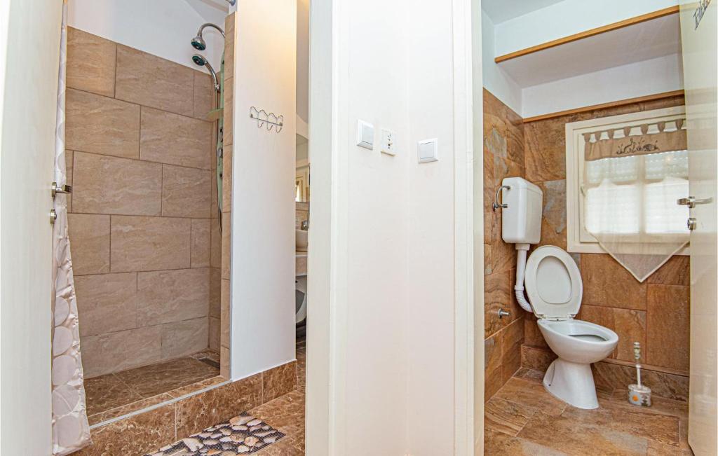 Kúpeľňa v ubytovaní 5 Bedroom Lovely Apartment In Raslina