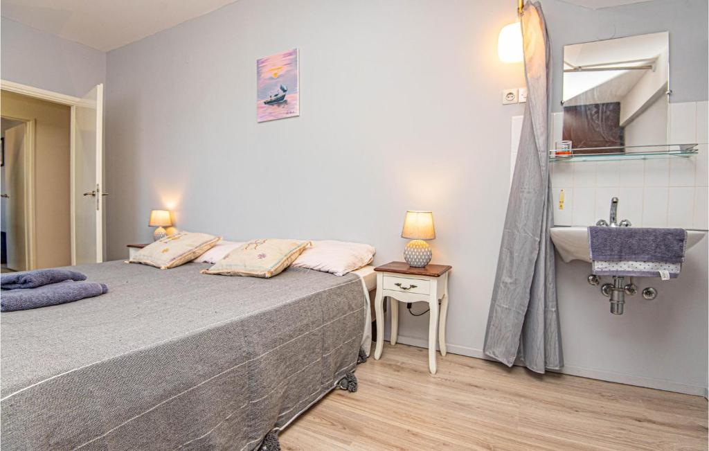Posteľ alebo postele v izbe v ubytovaní 5 Bedroom Lovely Apartment In Raslina