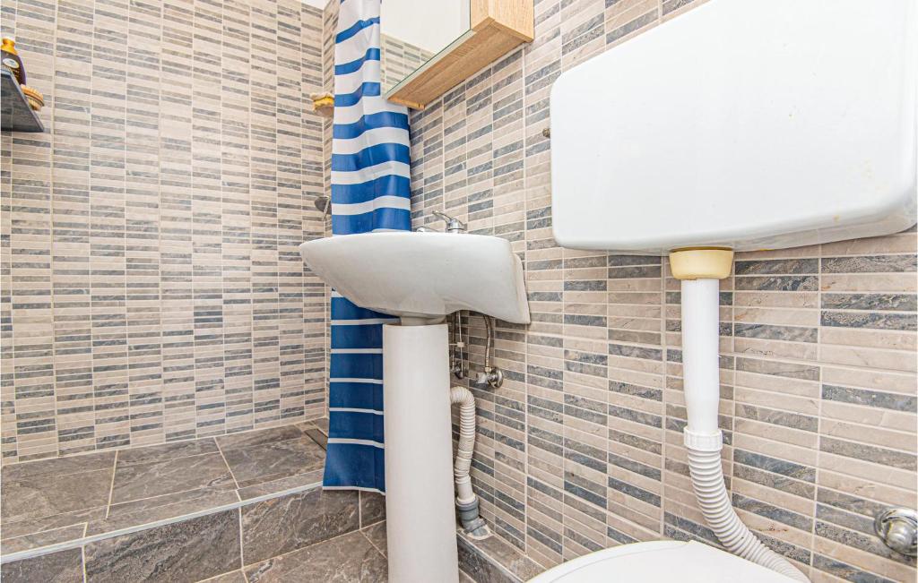 Kúpeľňa v ubytovaní 5 Bedroom Lovely Apartment In Raslina