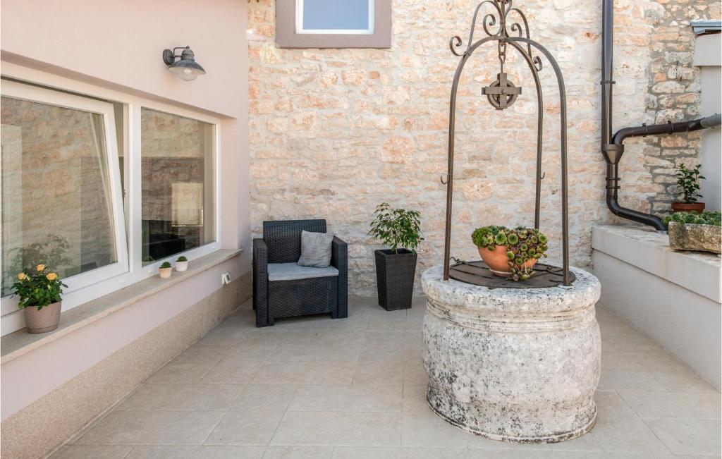 Patio lub wspólna przestrzeń na świeżym powietrzu w obiekcie 3 Bedroom Gorgeous Home In Duga Uvala