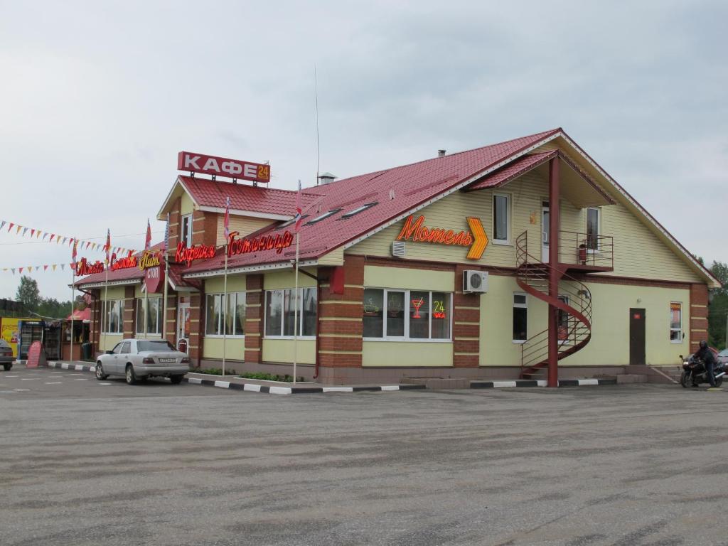 un restaurante de comida rápida con un coche aparcado en un aparcamiento en Pit Stop, en Poddubki