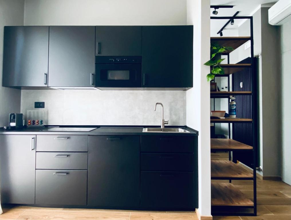 Kuchyň nebo kuchyňský kout v ubytování M4 BLACK Monolocale Moderno e Funzionale