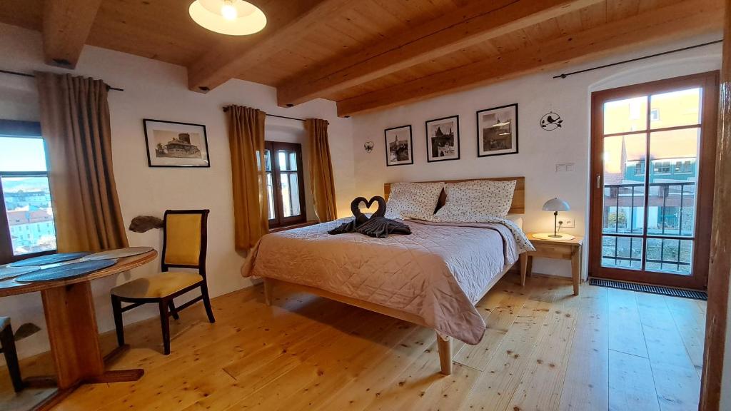 Postel nebo postele na pokoji v ubytování Pětidomí 88 - Rožmberská