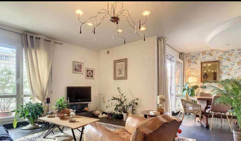 un salon avec un canapé et une table dans l'établissement L'écrin Urbain, à Strasbourg