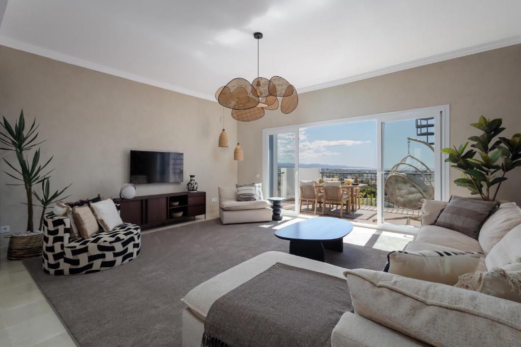 Beautiful view of Luxe Clutter-Free Penthouse-View Apartments