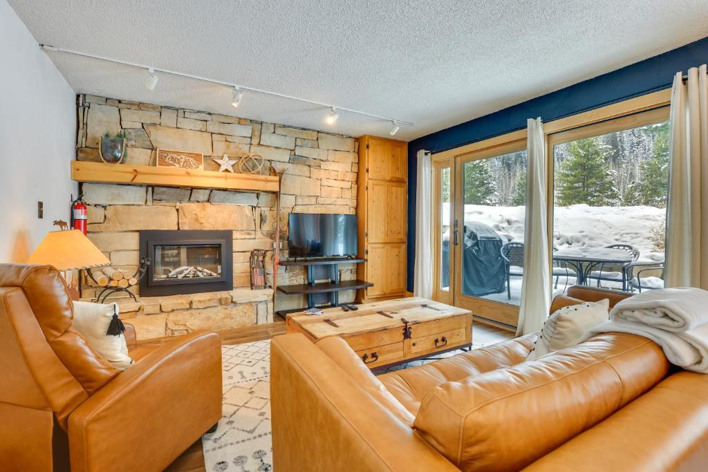 Posezení v ubytování Charming Vail Condo with Patio and Mountain Views