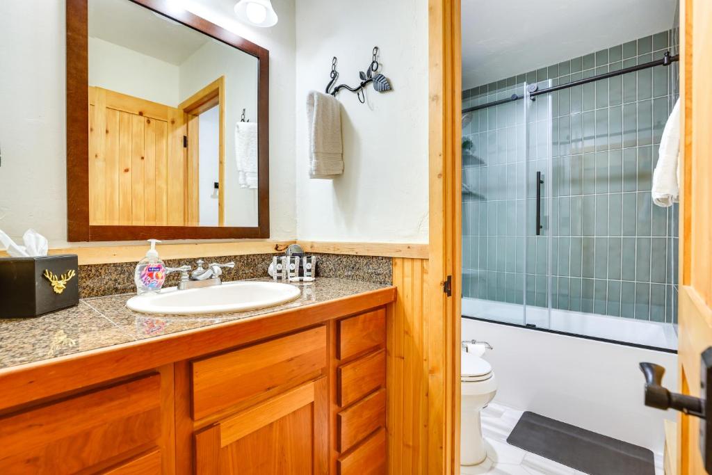 Koupelna v ubytování Charming Vail Condo with Patio and Mountain Views