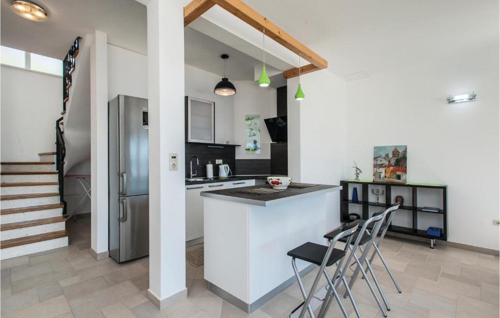 Kuchyňa alebo kuchynka v ubytovaní Stunning Home In Sevid With Kitchen