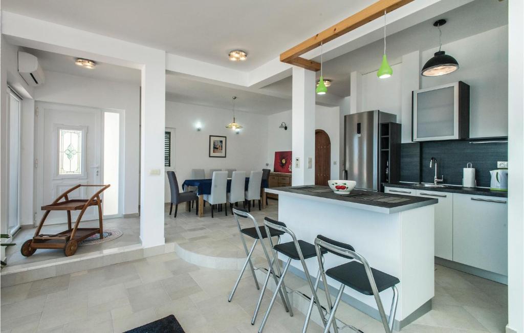 Kuchyňa alebo kuchynka v ubytovaní Stunning Home In Sevid With Kitchen