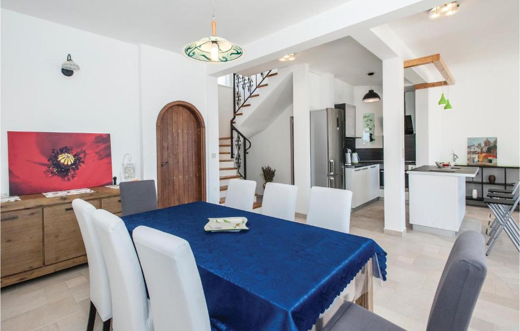 Posedenie v ubytovaní Stunning Home In Sevid With Kitchen