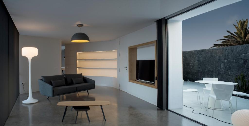 TV a/nebo společenská místnost v ubytování VULKANO Villas