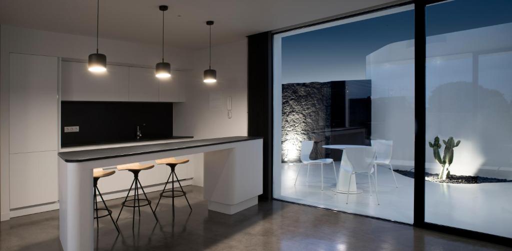 Kuchyň nebo kuchyňský kout v ubytování VULKANO Villas