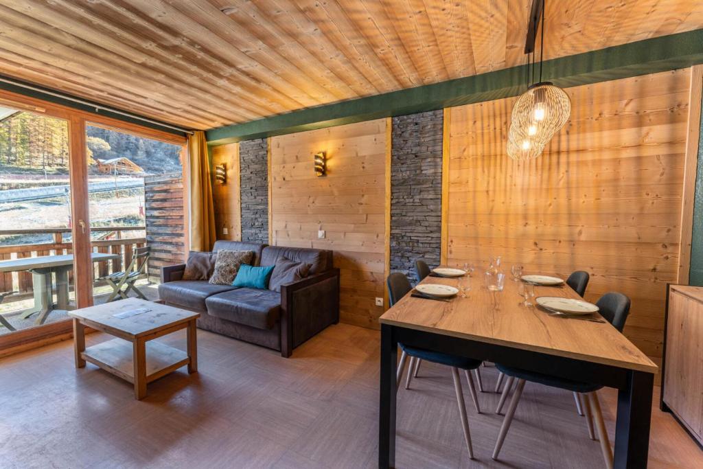 un salon avec une table et un canapé dans l'établissement Résidence Le Parc Des Airelles - Appartement agréable au pied des pistes MAE-5984, aux Orres
