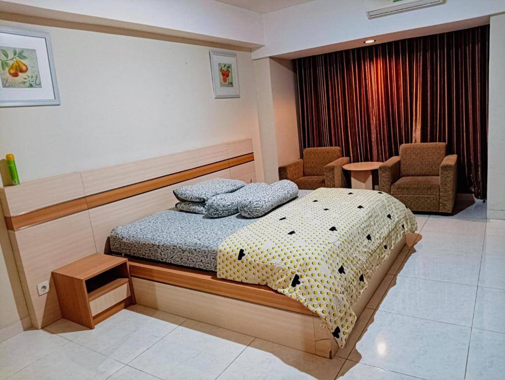 Postel nebo postele na pokoji v ubytování Yuvin Room at Mataram City Tower Sadewa
