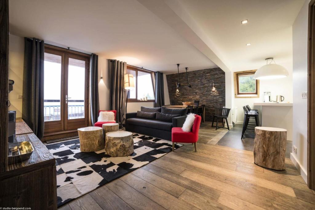 un salon avec un canapé, des chaises et une table dans l'établissement Résidence Nova - NOVA 5 D3 MAE-0031, à Arc 1800