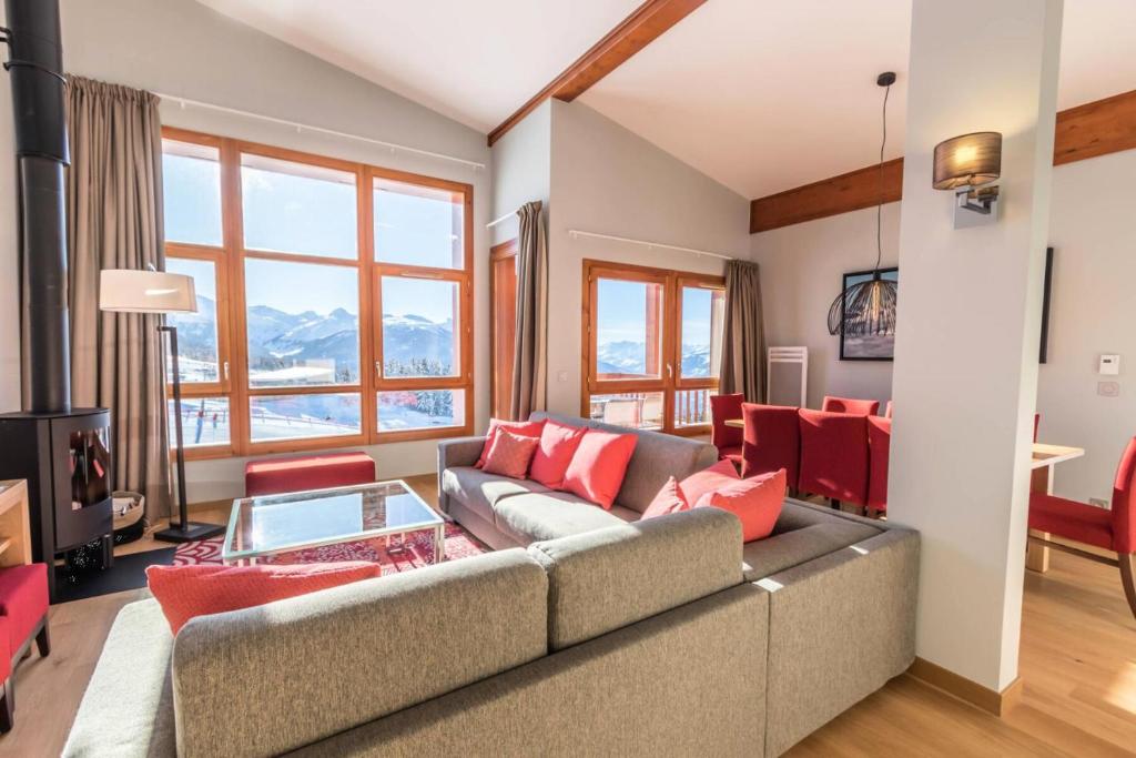 un salon avec un canapé et une table dans l'établissement Résidence Les Monarques - MONARQUES 703 MAE-0061, à Arc 1800