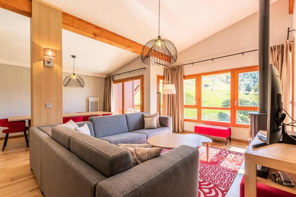 un salon avec un canapé et une table dans l'établissement Résidence Les Monarques - MONARQUES 1003 MAE-0111, à Arc 1800