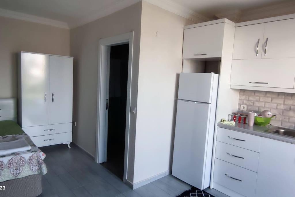 Kuchyň nebo kuchyňský kout v ubytování 25 m2 Stüdyo Daire 2 Banyo Mutfak