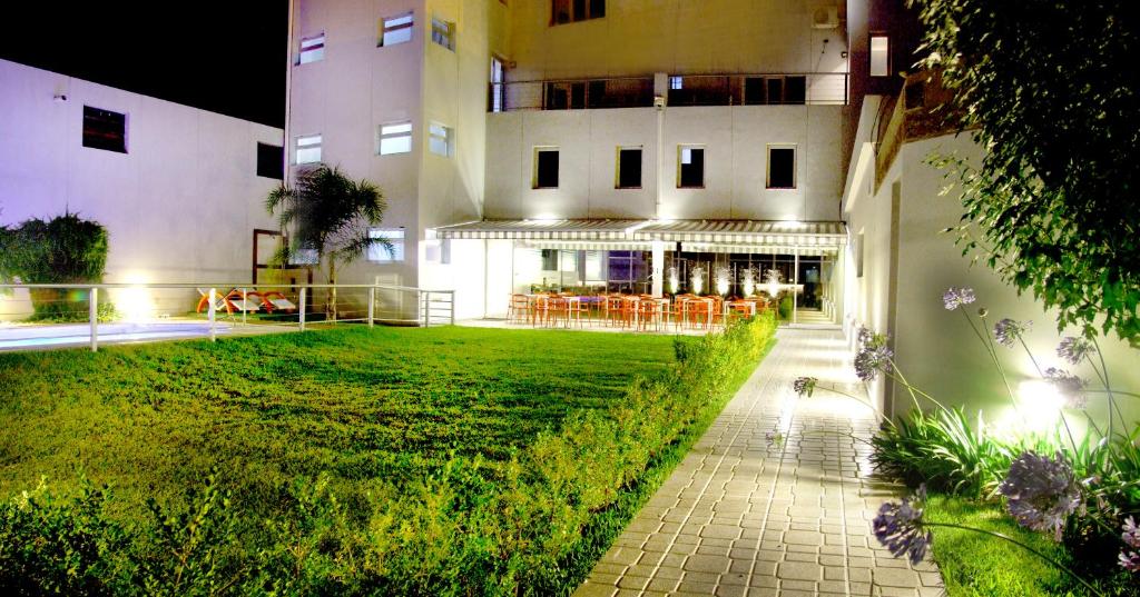 a building with a green lawn in front of a building at Fábrica Hotel in Armstrong