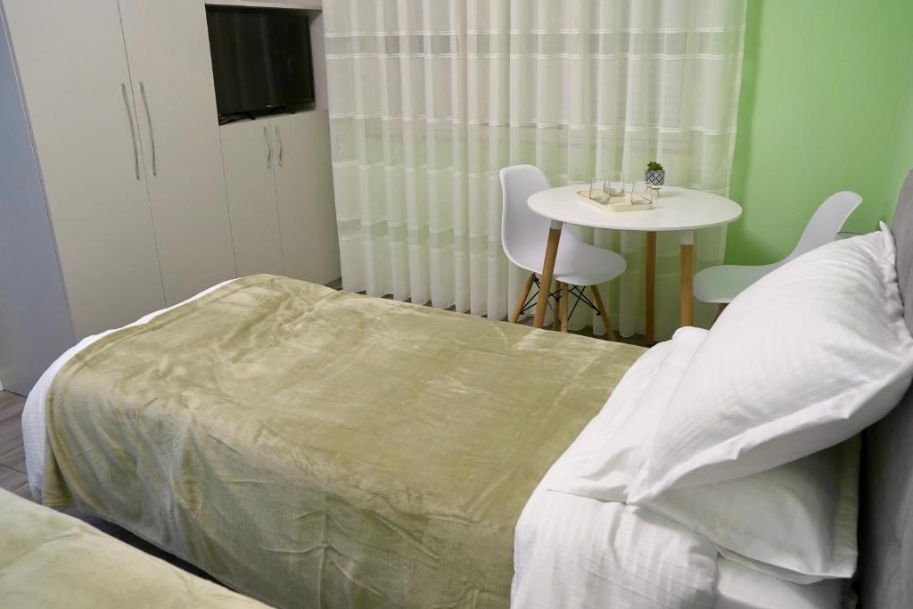 Postel nebo postele na pokoji v ubytování Arni's Apartments