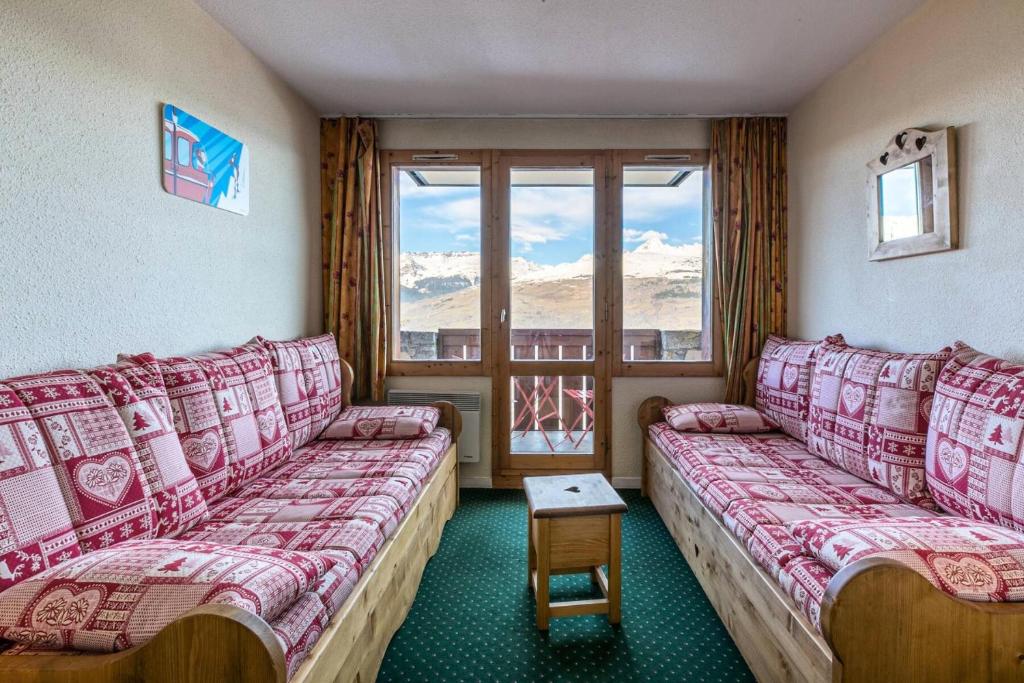ein Hotelzimmer mit zwei Betten und einem Fenster in der Unterkunft Résidence Le Sextant - SEXTANT 107 MAE-4781 in La Plagne Tarentaise