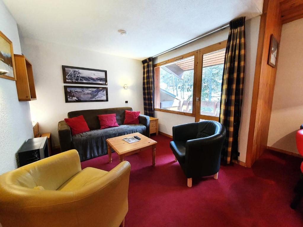 un salon avec un canapé et deux chaises dans l'établissement Résidence Le Zig Zag - ZIG ZAG 36 MAE-0341, à La Plagne Tarentaise