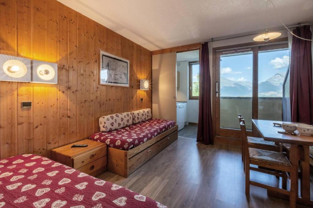 - une chambre avec un canapé, une table et un bureau dans l'établissement Résidence Le De 1 - Studio pour 3 personnes de 22m² MAE-0351, à La Plagne Tarentaise