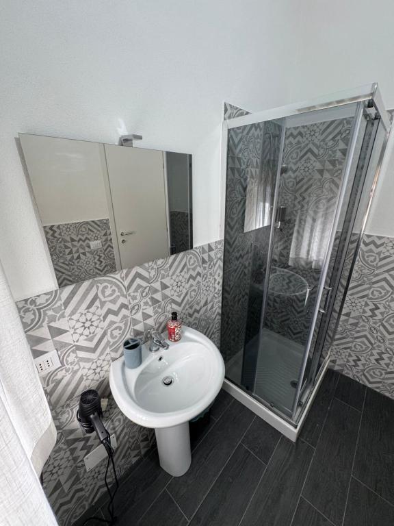 un bagno con lavandino e doccia di La Trinacria a Caltagirone