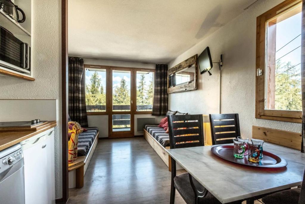 un salon avec une table et un canapé dans l'établissement Résidence Le Bilboquet - Studio pour 4 personnes de 24m² MAE-0461, à La Plagne Tarentaise