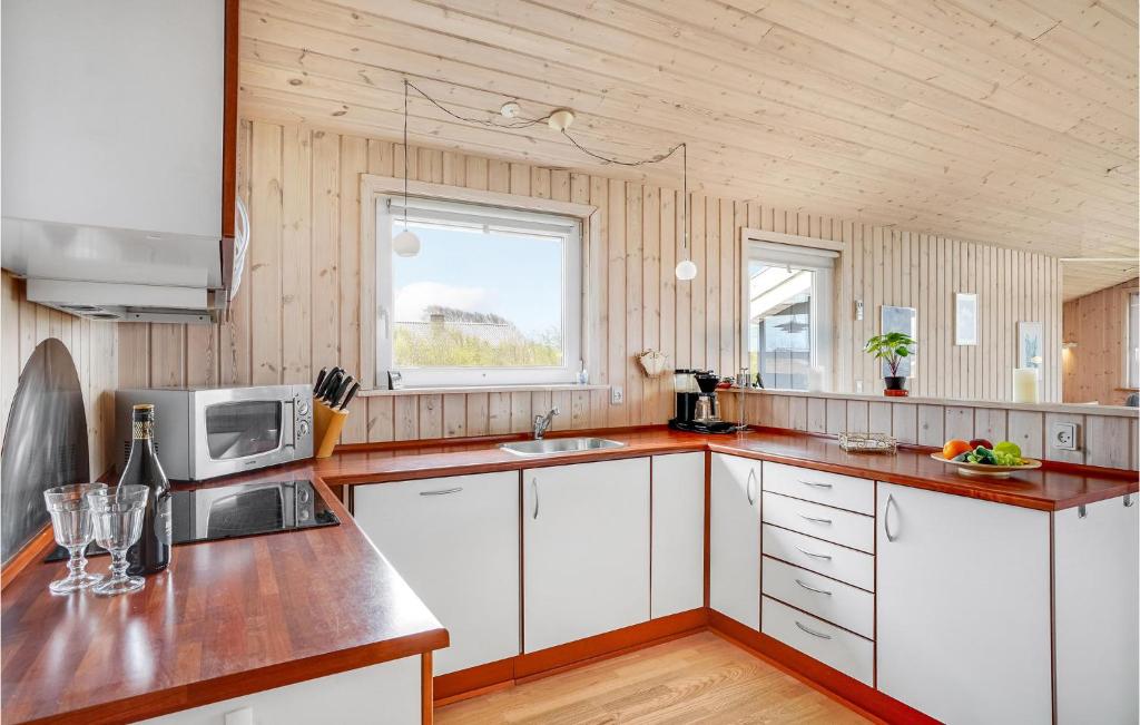 Kuchyň nebo kuchyňský kout v ubytování Holiday Home Hannesvej V