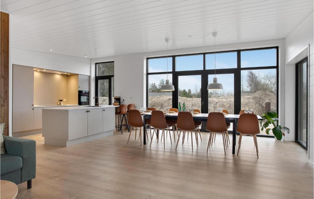 Η κουζίνα ή μικρή κουζίνα στο 4 Bedroom Awesome Home In Bindslev