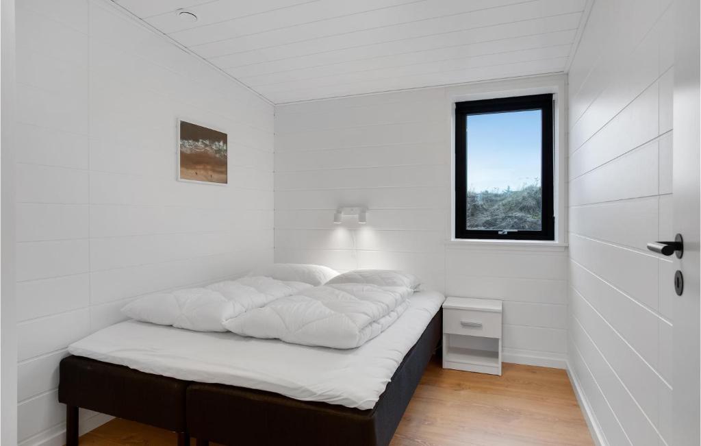 Ένα ή περισσότερα κρεβάτια σε δωμάτιο στο 4 Bedroom Awesome Home In Bindslev