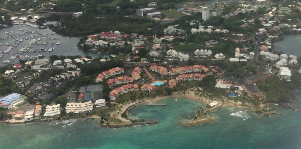 eine Luftaufnahme eines Resorts in der Nähe des Wassers in der Unterkunft Be Marisol in Le Gosier