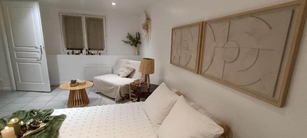 a living room with a bed and a chair at Charmant et élégant appartement in Drancy