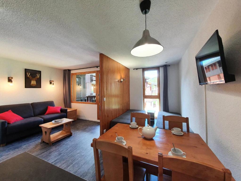un salon avec une table et un canapé dans l'établissement Résidence Les Pentes - PENTES 10 MAE-0581, à La Plagne Tarentaise
