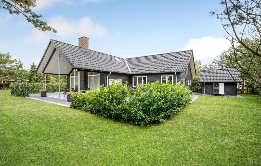 Zahrada ubytování Four-Bedroom Holiday Home In Tarm