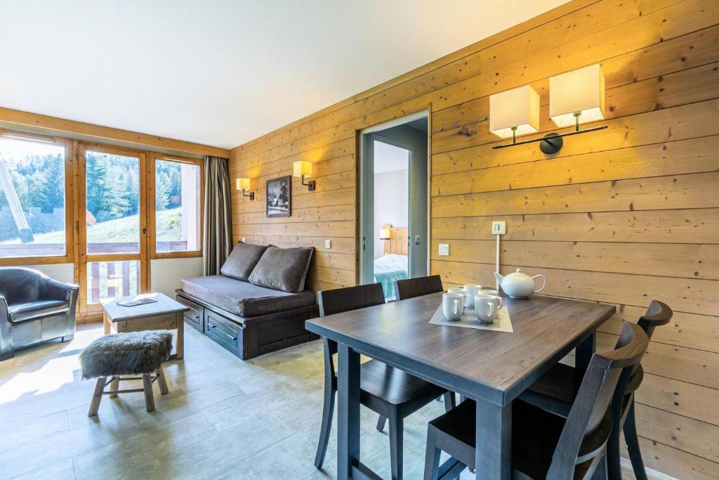 un salon avec une table et un canapé dans l'établissement Résidence La Marelle - Appartement 2 pièces pour 5 personnes de 36m² MAE-0641, à La Plagne Tarentaise